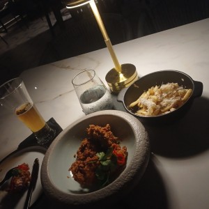 Honey butter chicken strips y Papas fritas con Trufa