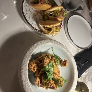 ENTRADAS - BAO TO BELLY y POLLO FRITO HOT HONEY
