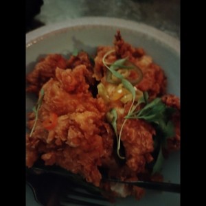 POLLO FRITO CON HOT HONEY Y CHILES