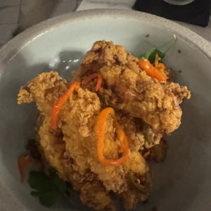 POLLO FRITO CON HOT HONEY Y CHILES