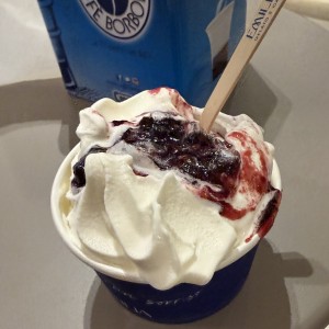 Yogurt con topping de cerezas
