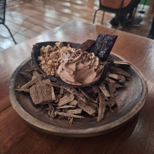 Mouse de Cacao con galleta de concha de guineo