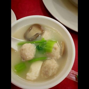 Sopa de bolita de pescado con tofu y mostaza amarga 
