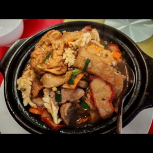 Caserola 8 especies(tofu, puerco, pollo, hongos, calamar, etc.) 