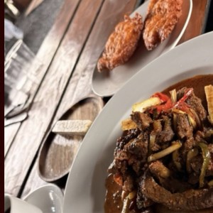 Bistec de carne con buñuelos,quesito blanco y cafe palo alto delicioso