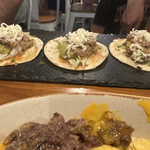 ENTRADAS - TACOS DE BIRRIA