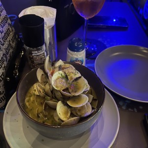 Almejas al Ajillo