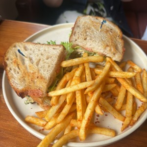 Chicken pesto sandwish