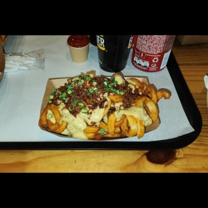 papas con salsa antiburger y bacon