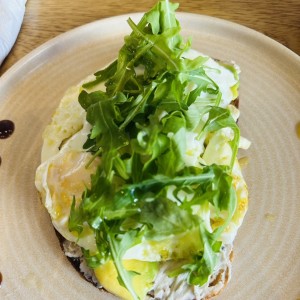 Tostada de aguacate y huevos 