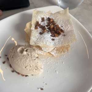 Mil hojas con helado de avellanas 