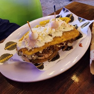 Patacón relleno de carne