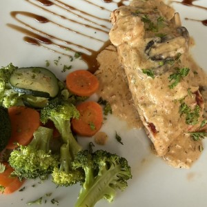 Salmón a la crema con vegetales 