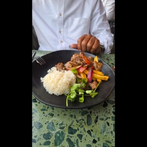 Lomo Salteado, excelente 