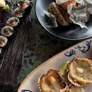 Sushi, yelowfin y conchas a la parmesana