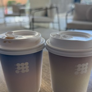 Cafe con leche y te caliente fruto de bosque 