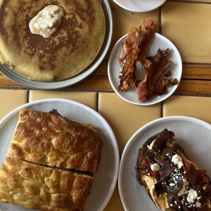 Pancake, focaccia pastrami, tostada hongo zuccini 