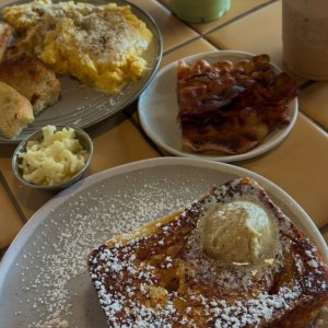 Huevos caccio e pepe y French Toast