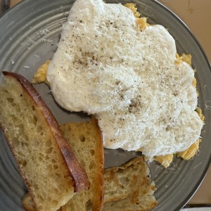 Huevos cacio e peppe
