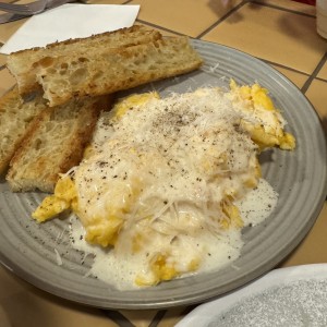 Huevos cacio e pepe