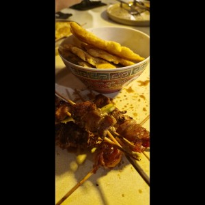 Yakitoris de carne, pollo, cerdo, esparragos y tomatitos cherry
