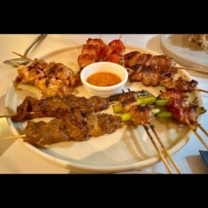 Yakitori carne, pollo, puerco y vegetales
