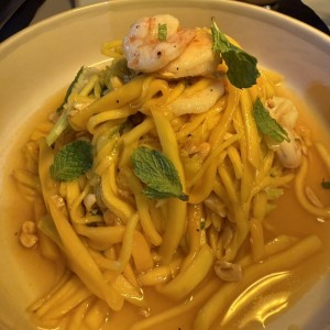Ensalada de mango y camarones