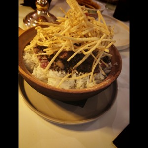 Cazuela de arroz con carne y papas fritas ralladas