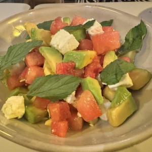 Ensalada de sandia con aguacate y feta