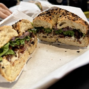 Bagel con bacon glaseado