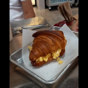 croissant relleno huevo y bacon