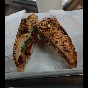 Bagel relleno de bacon glaseado