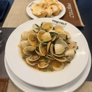 Almejas al Ajillo
