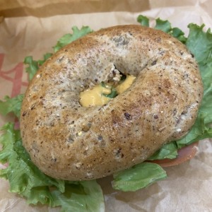 Bagel de jamón con queso y salsa chipotle