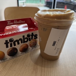 Iced latte y timbits