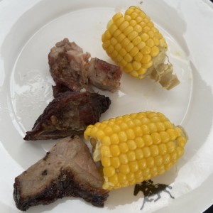 Costillas y maíz