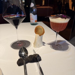 Coctel Moulin Rouge y vini de la casa