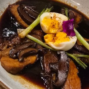 Buta No Kakuni, Pancheta de cerdo coinada por 24 horas, suave y tierna en una salsa oriental con especies  