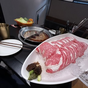 Rib eye con caldos picante y regular