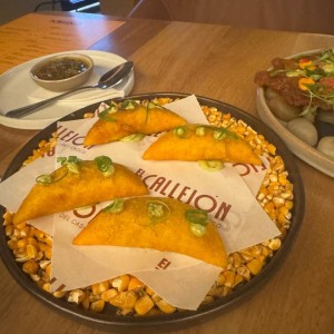 Empanaditas rellenas de lechona