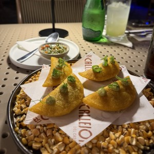 EMPANADITAS DE MAÍZ RELLENAS DE LECHÓN