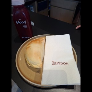 empanada de pulled pork y jugo de manzana remolacha jengibre y limón 