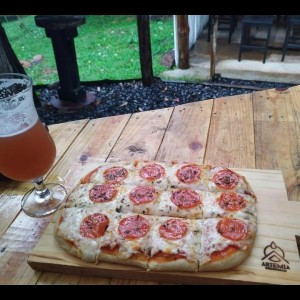 Riquísima pizza y una IPA artesanal de calidad. 