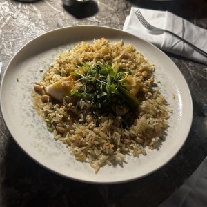 Corvina al Ajillo con Arroz con frijoles blancos y coco