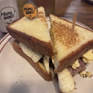 Sando brisket con huevo y queso