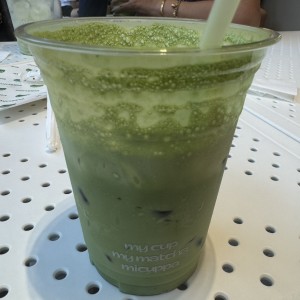 Matcha con agua de pipa