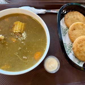 Sopa de Jarrete con arepitas
