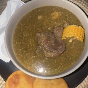 Sopa de Costilla con arepas