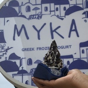 Yogourt griego con dark chocolate y almendras caramelizadas 