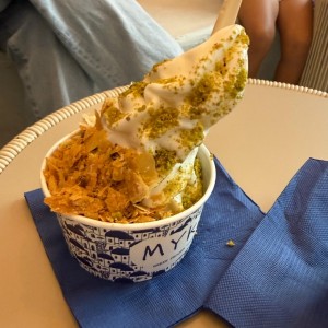 Yogurt natural con baklava y pistachio